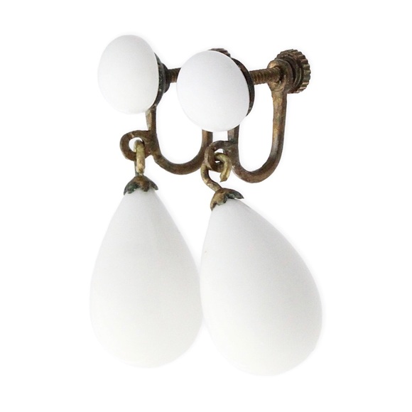 Vintage Milk Glass Screw Back Earrings White Teardrop Dangle Mid-Century 1950s - Picture 3 of 3